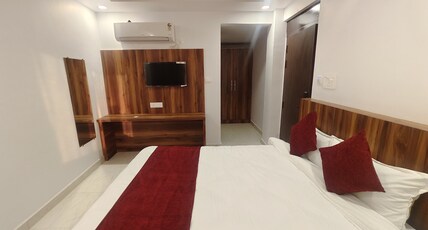 HOTEL REMSONS CROWN Room Type - Deluxe King Bed Room