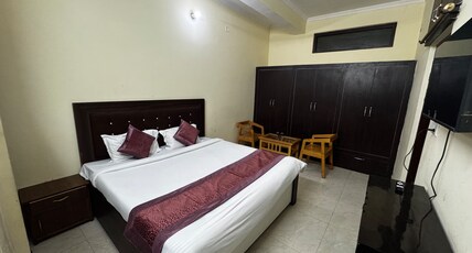 Shiva Home Stay Room Type - Deluxe Room