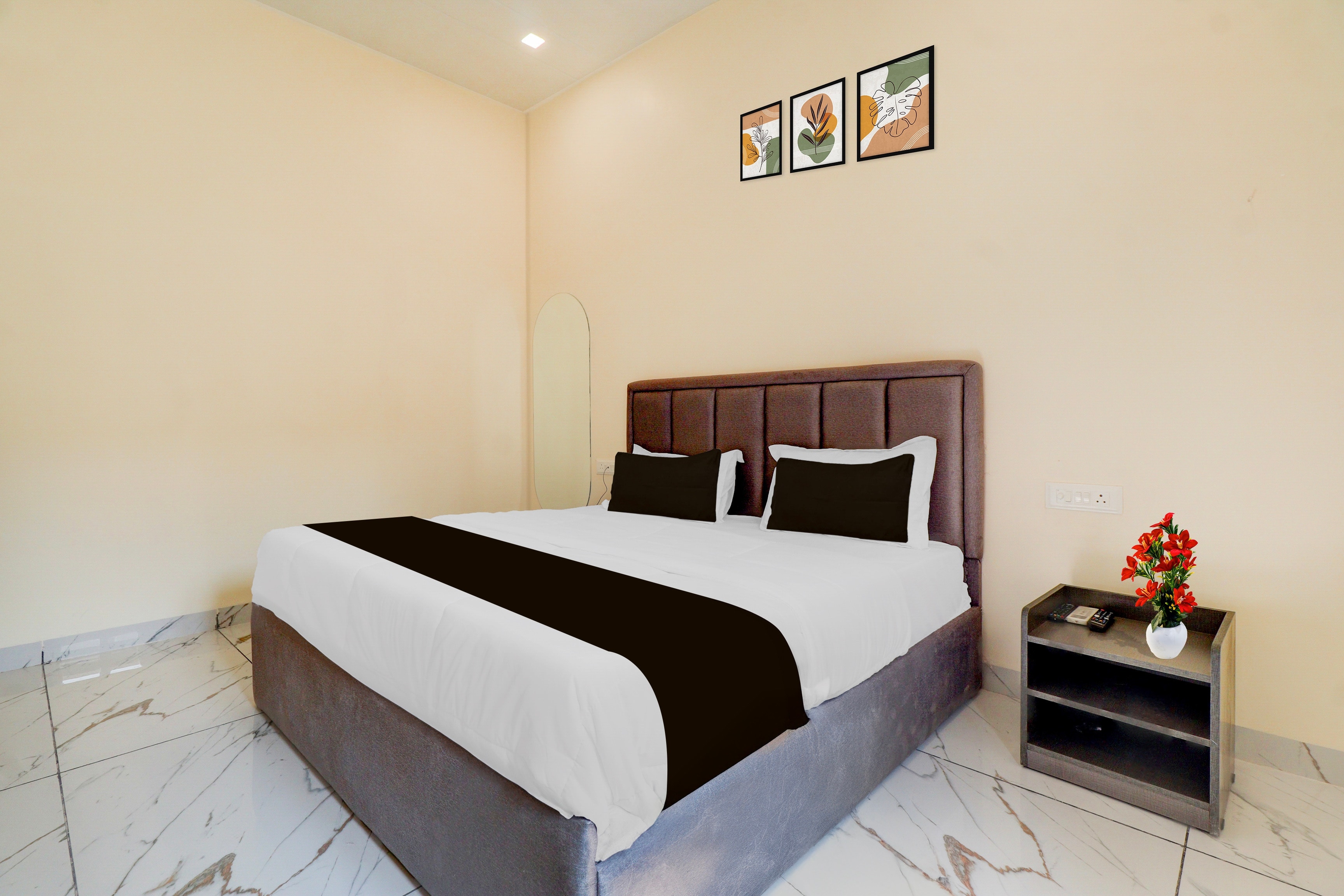 Super Townhouse Oak Army Aviation Base Jhansi - Tap to explore photos