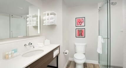 Hampton Inn Boston Logan Airport Chelsea Room Type - 1 KING- HEARING ACCESSIBLE