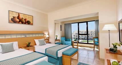 M Room Type - Deluxe room Twin bed with pool view
