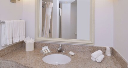 Hilton Garden Inn Yuma Pivot Point Room Type - 2 QUEEN BED PATIO ROOM