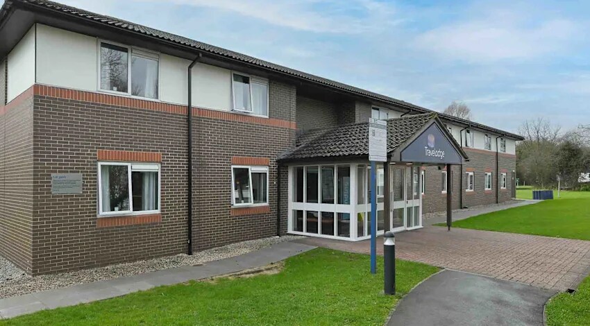 Travelodge Chippenham Leigh Delamere M4 Westbound - Tap to explore photos