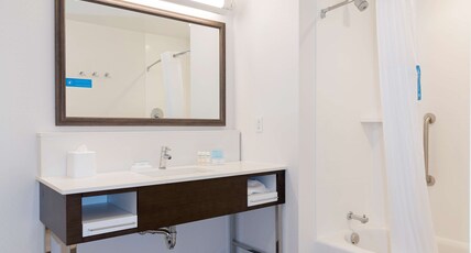 Hampton Inn & Suites Indianapolis/keystone, IN Room Type - 2QN STDO MIC FRIDG WTBR NS