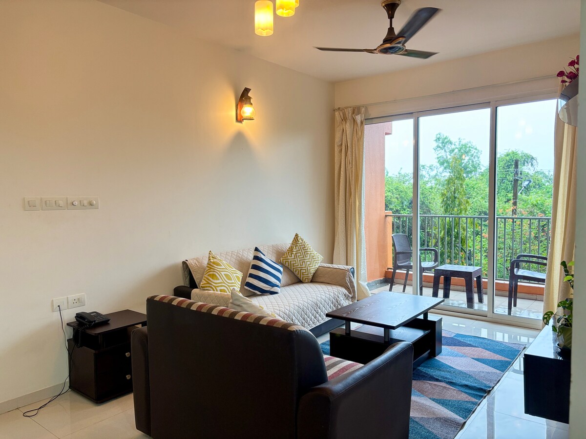 Delightful 2BR Apt Near Airport - Tap to explore photos
