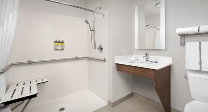 Holiday Inn Express SAN ANTONIO N-RIVERWALK AREA Room Type - 2 Queen Standard Mobil Access Roll Shwr