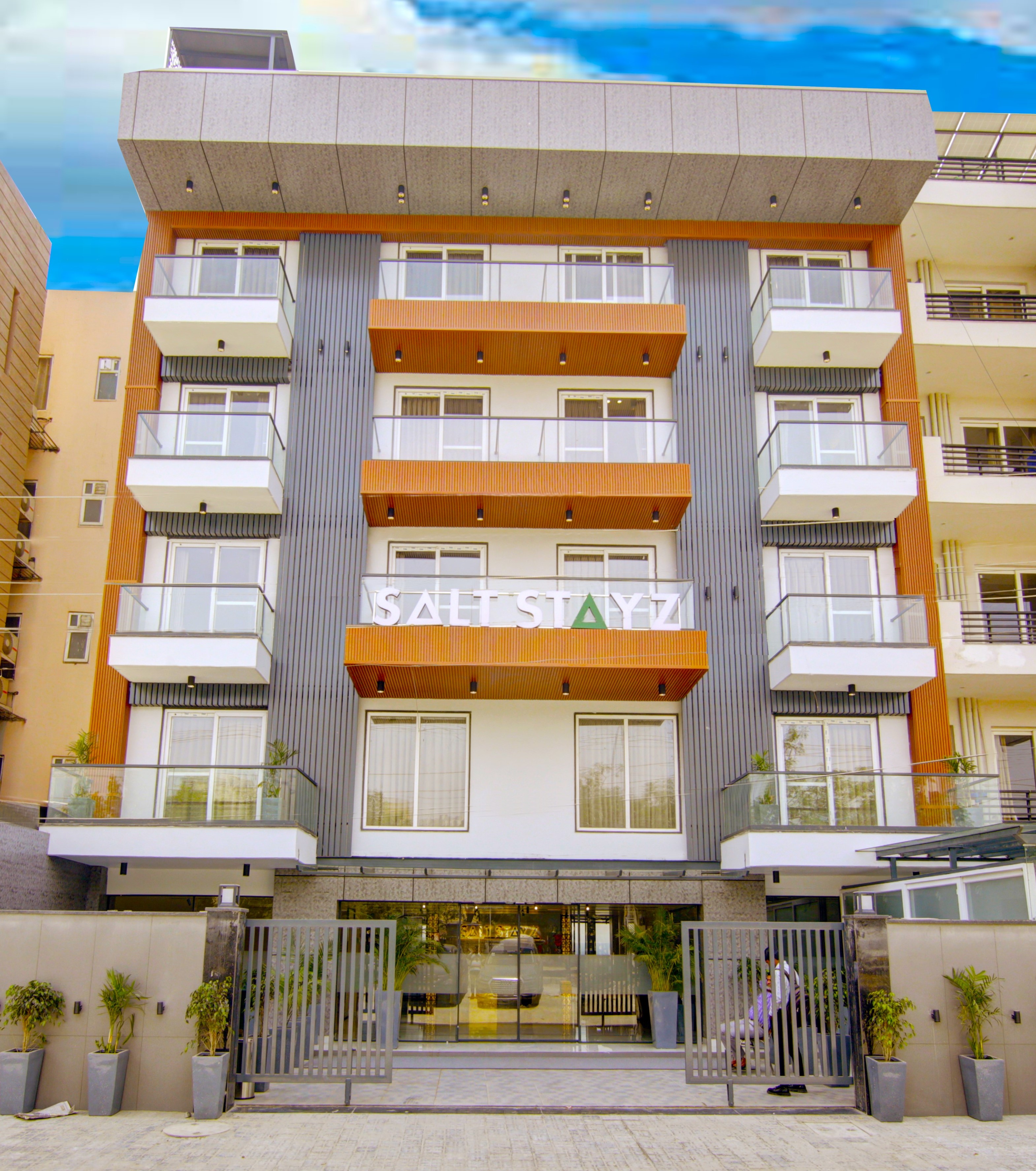 Saltstayz Premier - Near Golf Course Road & Sector 57 - Tap to explore photos