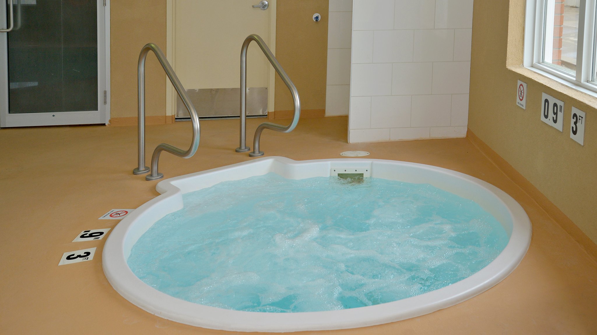 Holiday Inn Express Hotel & Suites Edson - Tap to explore photos