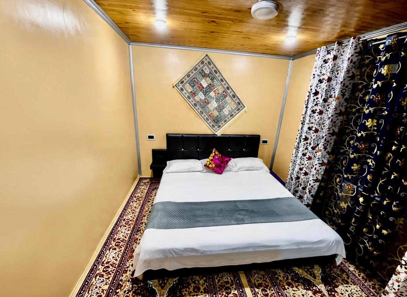 New Biloo Palace Group Of Houseboats - Tap to explore photos