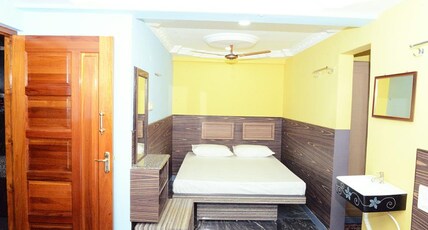 VASANTH VILLA Room Type - Deluxe Family 6 BED AC Room
