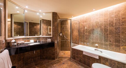 InterContinental Adelaide Room Type - 1 King Classic Panoramic River View Club Lounge Access