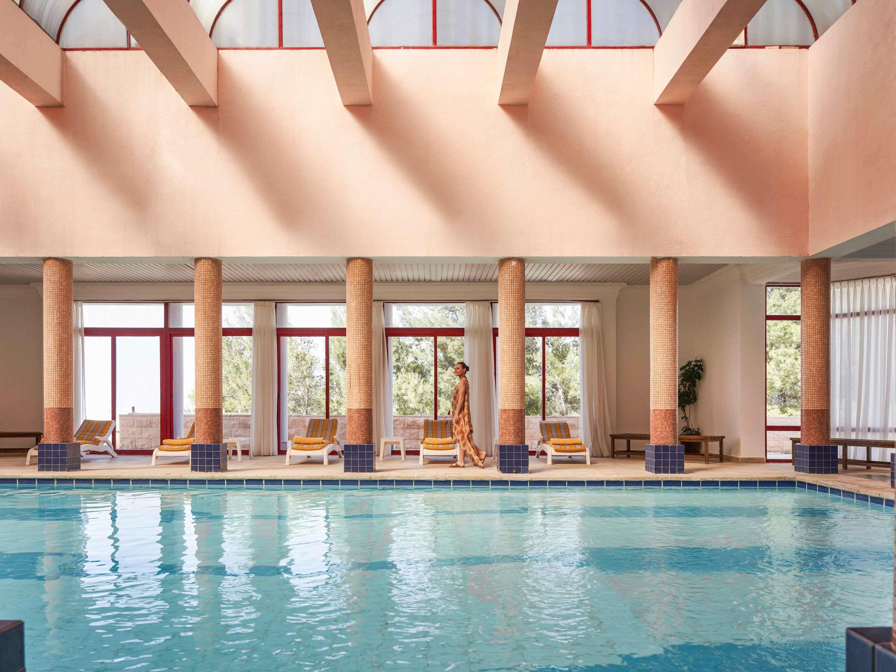 Grand Mercure Petra - Tap to explore photos