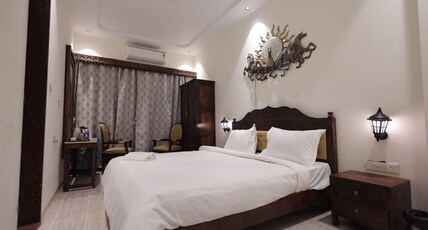 Misty Blue Resort and Villas Room Type - Royal AC Room with Bathtub