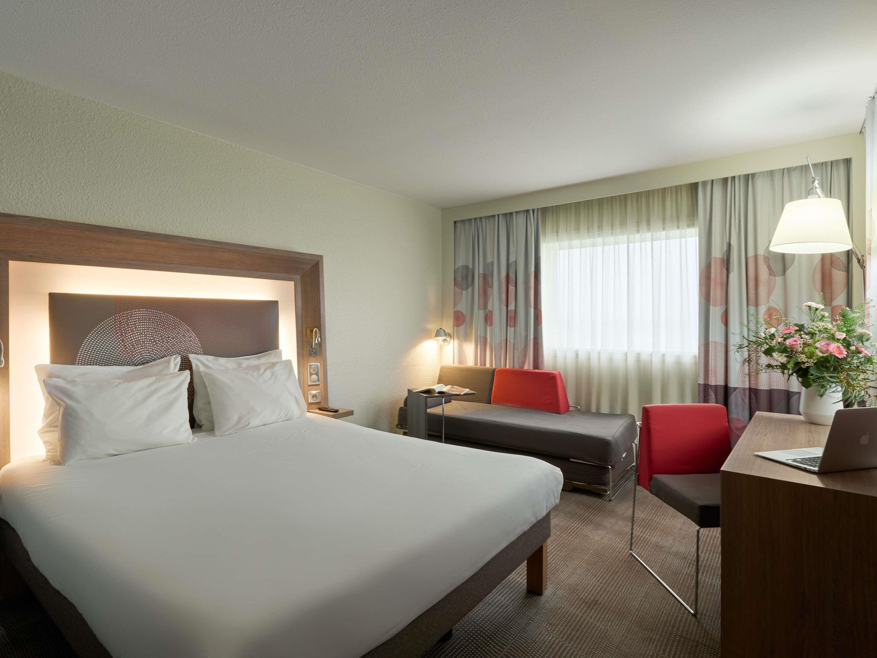 Novotel Paris La D - Tap to explore photos