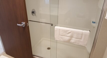 Holiday Inn Express & Suites OSWEGO Room Type - 1 King Standard