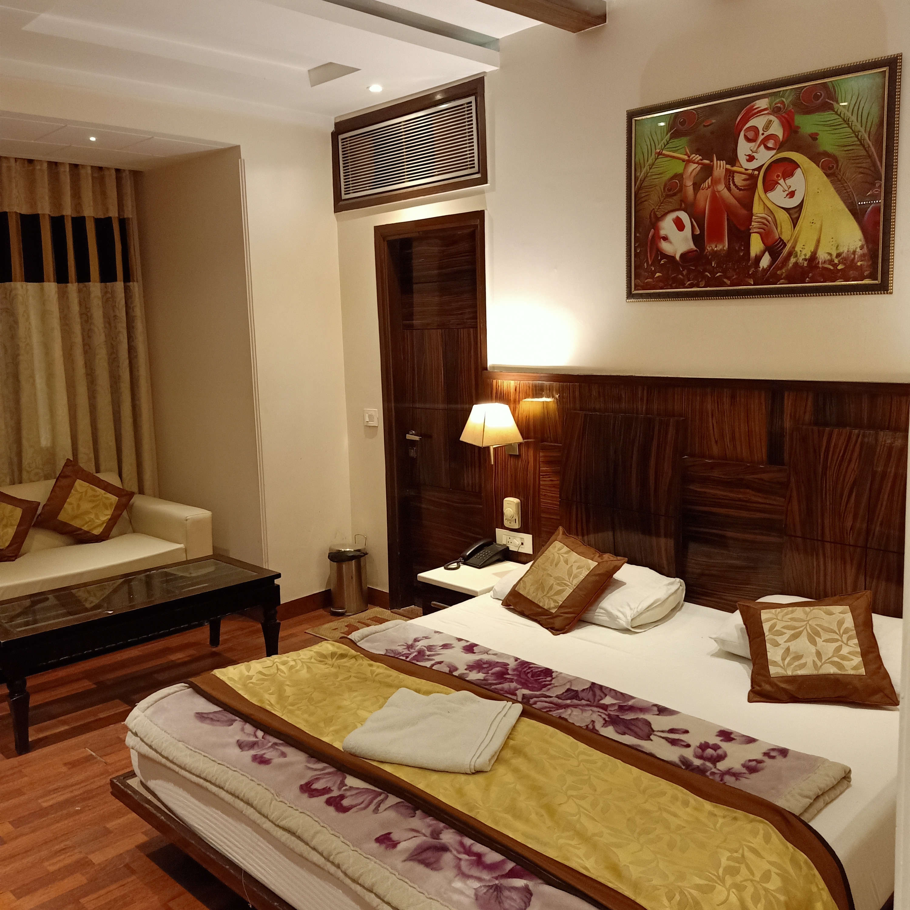 Hotel Geet Deluxe Near Connaught Place and New Delhi Railway Station - Tap to explore photos