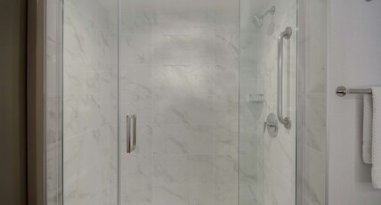 DoubleTree by Hilton LAX - El Segundo Room Type - 2 QUEEN BEDS