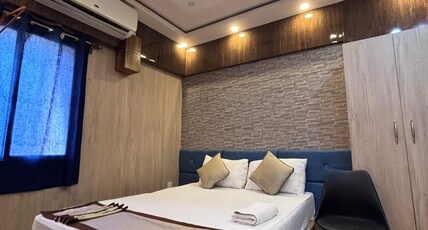 Hotel International Room Type - Luxury Room with City View King Bed