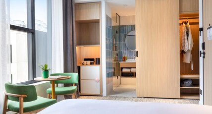 Holiday Inn MELBOURNE BOURKE STREET MALL Room Type - 1 King Standard City View