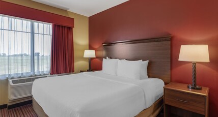 Best Western Plus Hudson Hotel & Suites Room Type - Accessible - 1 King, Mobility Accessible, Communication Assistance, Roll In Shower, Non-Smoking, Ful