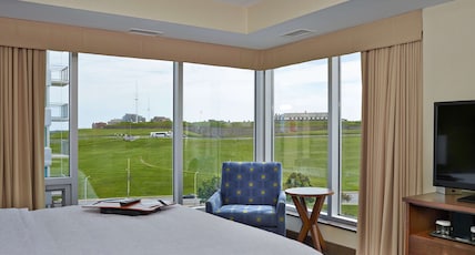 Hampton Inn by Hilton Halifax Downtown Room Type - 1 KING BED CORNER VIEW NS