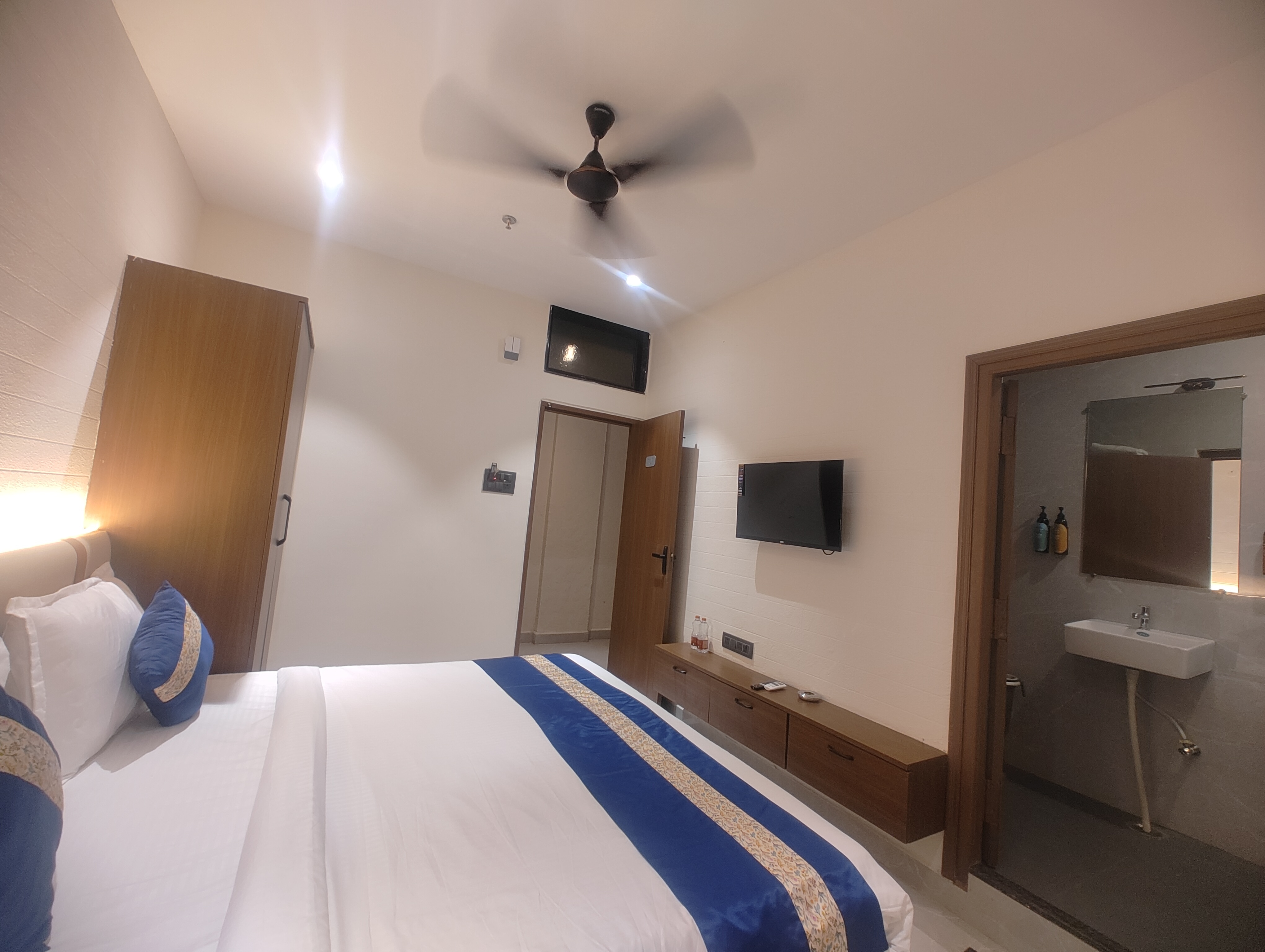Kubo Hotels- Formerly Hotel The Bhaiji - Tap to explore photos