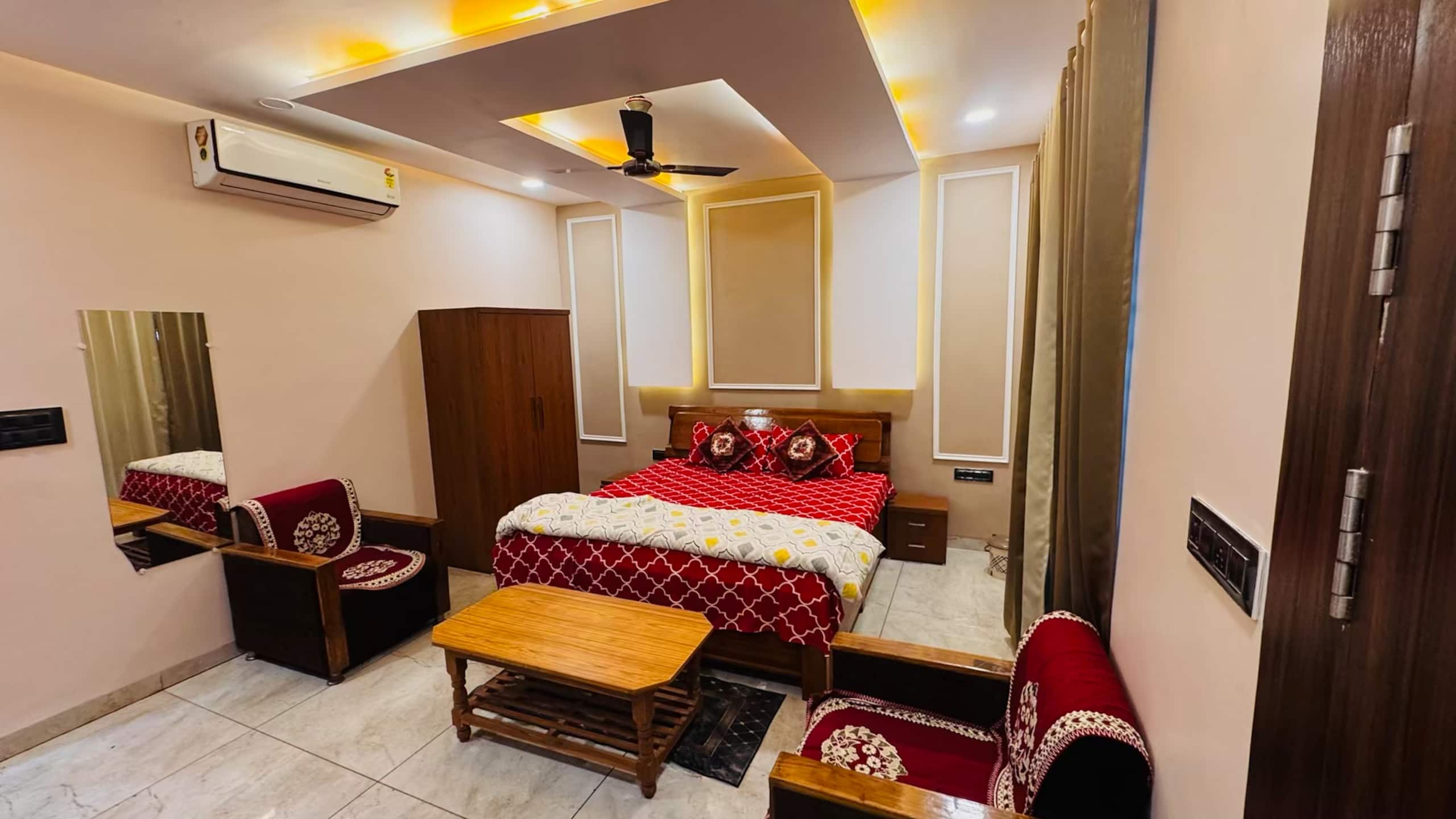 Riverfront 4bhk private penthouse - Tap to explore photos