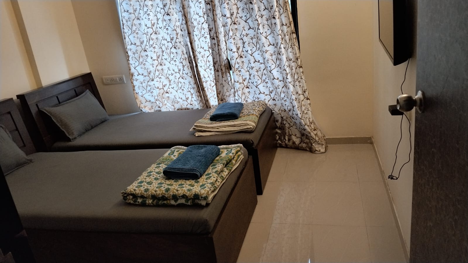 Divine Apartment - Near Hiranandani Estate - Tap to explore photos