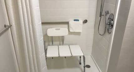 Holiday Inn Express NAPLES SOUTH - I-75 Room Type - 2 Queen Standard Mobil Access Roll Shwr