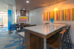 Holiday Inn Express & Suites TULSA MIDTOWN