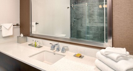 DoubleTree by Hilton Olympia Room Type - 3 BED-1KG 2QN FAM JR STE