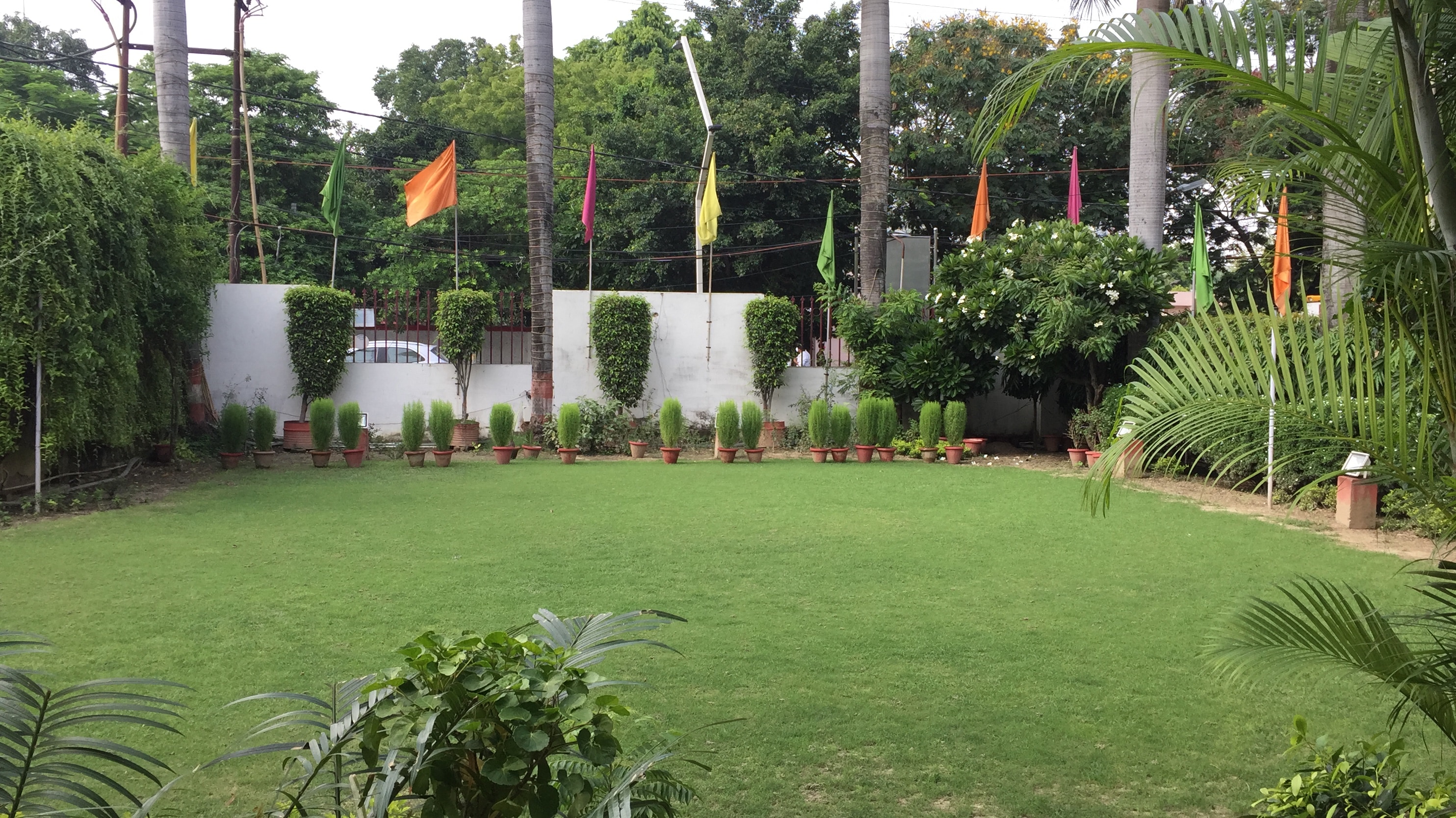 Hotel Gomti - Tap to explore photos