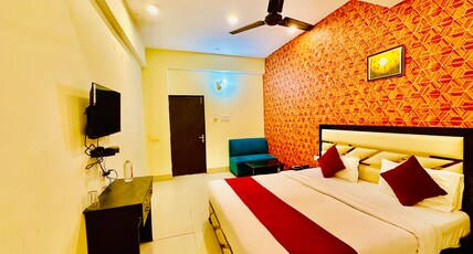 Hotel Vibrant Lawn And Banquet Room Type - Deluxe Room