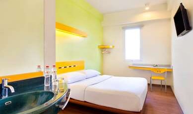 ibis budget Jakarta Cikini Room Type - 1 Queen Bed and 1 Single Bunk Bed
