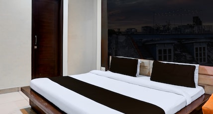 Collection O by OYO Railway Station Road Near Clock Tower Room Type - Deluxe with Twin Bed Collection O by OYO Railway Station Road Near Clock Tower Room Type - Deluxe with Twin Bed