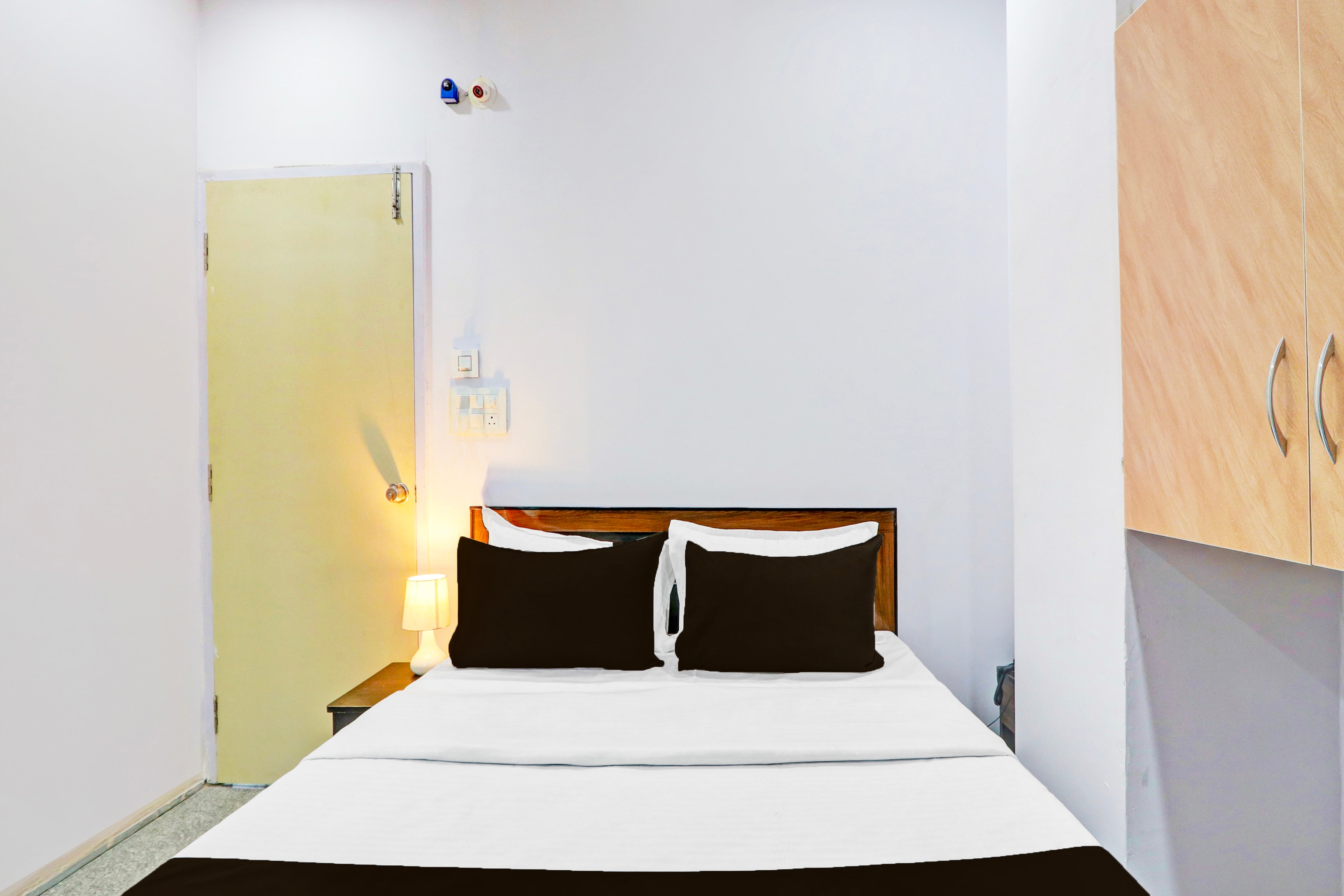 Hotel O Karmanghat Near TKR khaman - Tap to explore photos