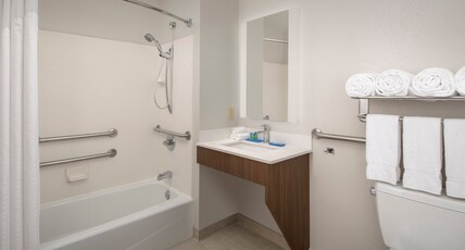 Holiday Inn Express SAN ANTONIO N-RIVERWALK AREA Room Type - 2 Queen Beds Standard Mobil Access Tub