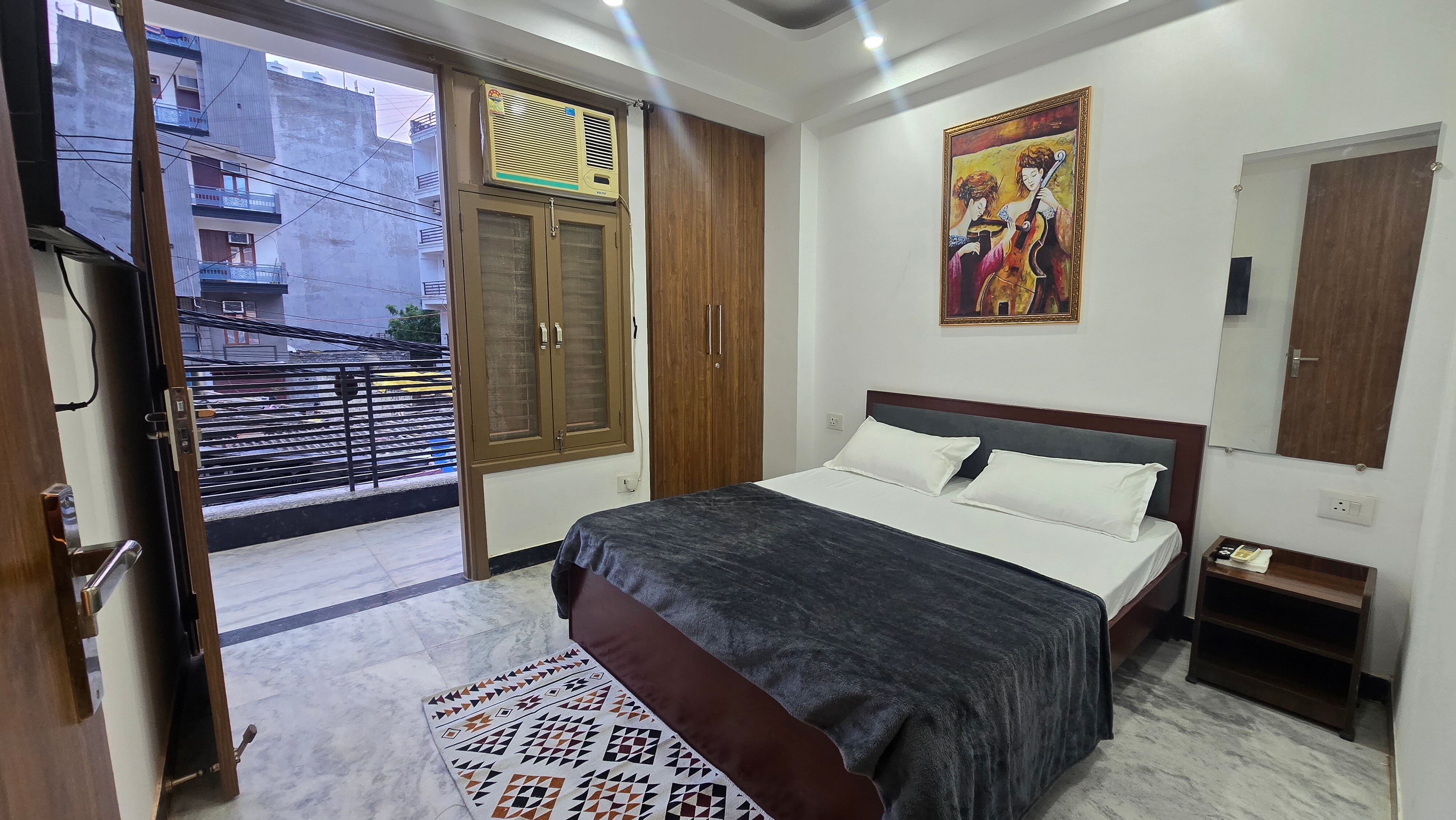 Pine Stay 201 1BHK Private SAKET - Tap to explore photos