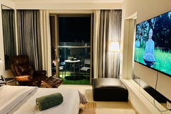 Luxe Studio, iSmart Massage Bed @ Vohra Mansion