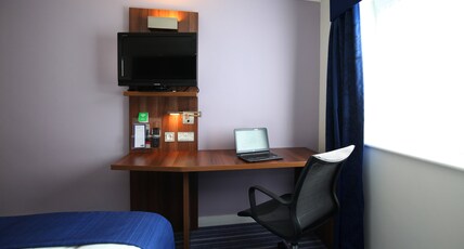 Holiday Inn Express GLENROTHES Room Type - 1 King Standard with Free Hot Breakfast