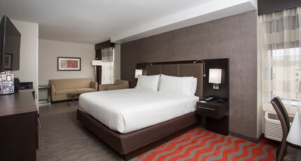 Holiday Inn Express SPRINGFIELD DOWNTOWN Room Type - 1 King Suite Additional Living Area