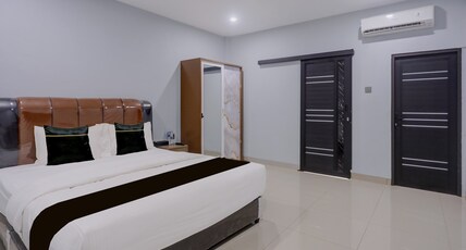 Collection O near Pasar Aviari formerly Haruasa Inn Room Type - Standard Double