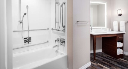 Hampton Inn Boston Seaport, MA Room Type - 2 QNS WTR VW MOB ACC TUB
