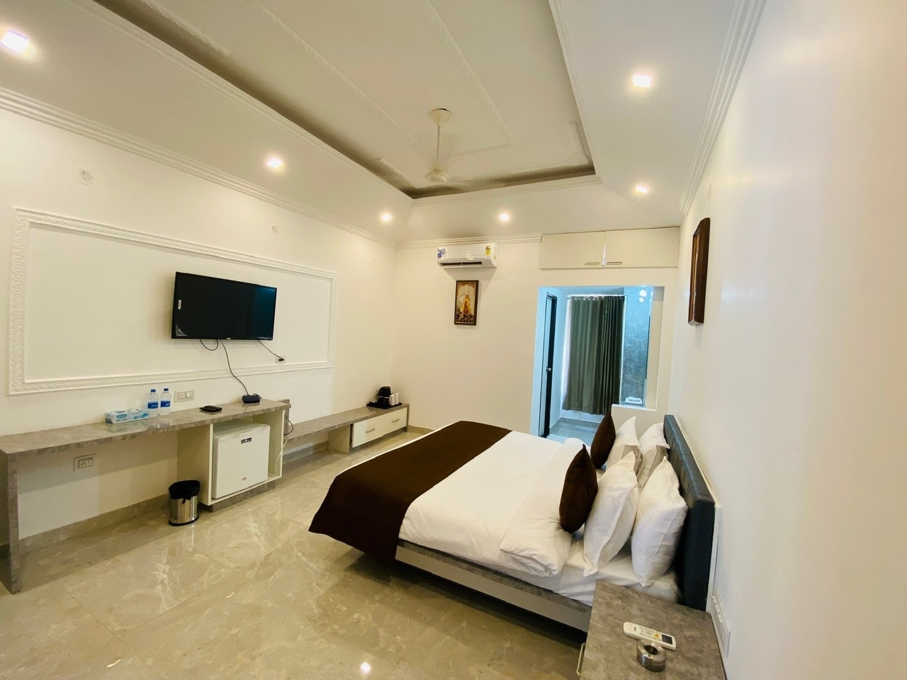 Arryaa Inn - Tap to explore photos