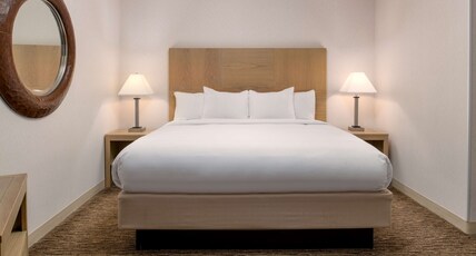 DoubleTree by Hilton Olympia Room Type - 1 KING SUITE NONSMK
