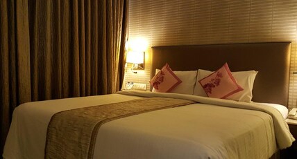Royal Orchid Central Vadodara Room Type - Deluxe Queen Room