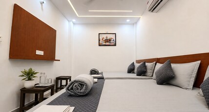 Shree Radha Vallabh Palace  800 m from Prem Mandir Room Type - Family Room