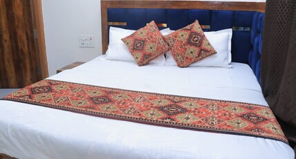 Hotel Paras Stay Room Type - Deluxe Room