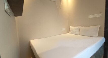 Shree murlidhar residency -Near Kashi Vishwanath Temple Room Type - AC Cozy Double bed with private bathroom Shree murlidhar residency -Near Kashi Vishwanath Temple Room Type - AC Cozy Double bed with private bathroom