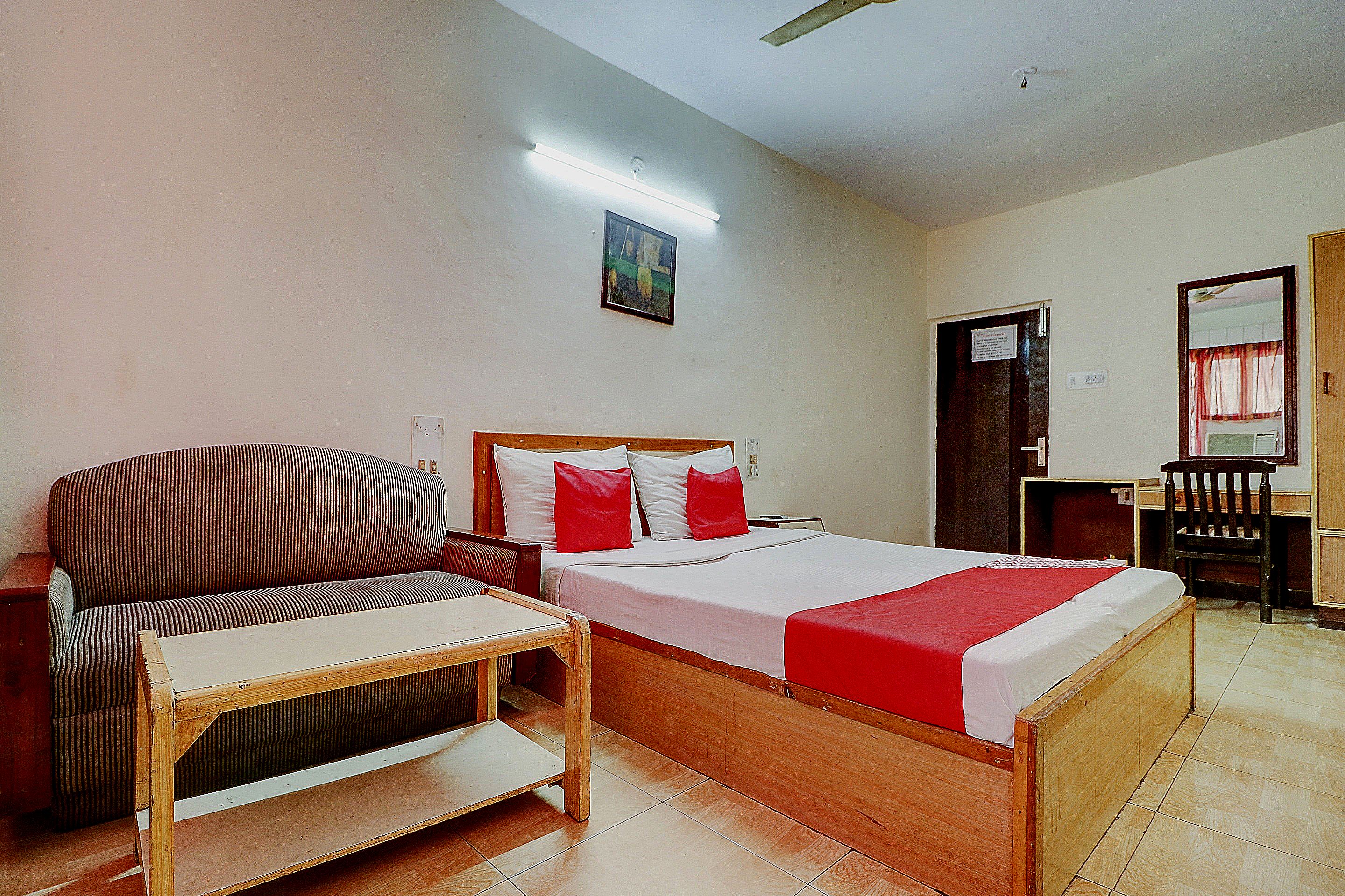 Flagship OYO Hotel Greatwall - Tap to explore photos
